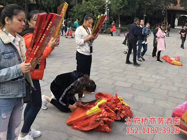 陪同顾客进庙祈福